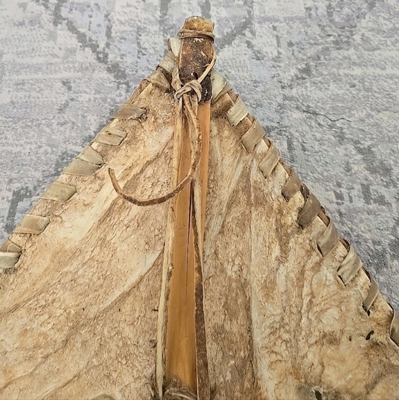 Authentic African Maasai Shield 25 Inches Long x 16 inches Wide Tan Red White - Picture 2 of 12